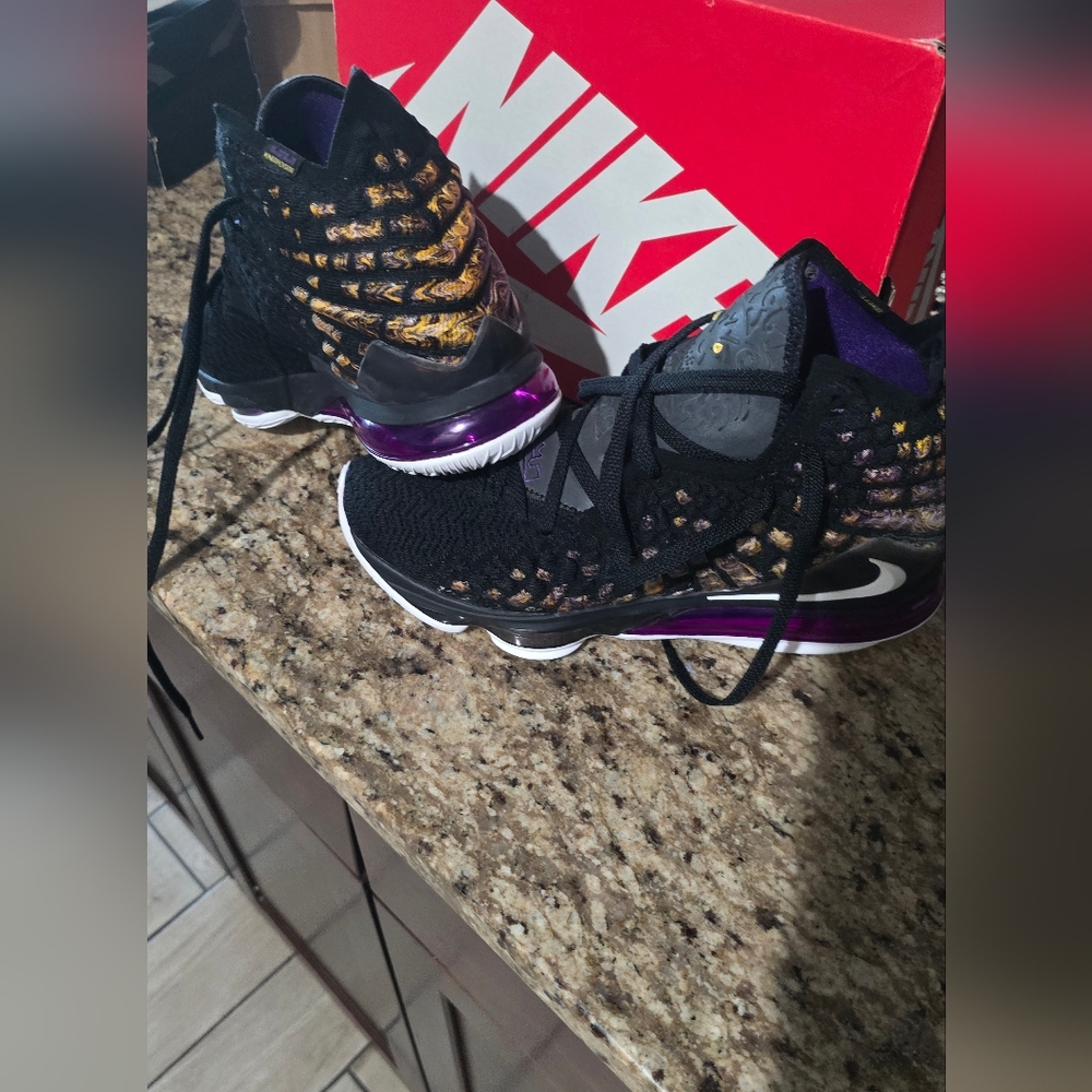Lebron james 9.5 like new